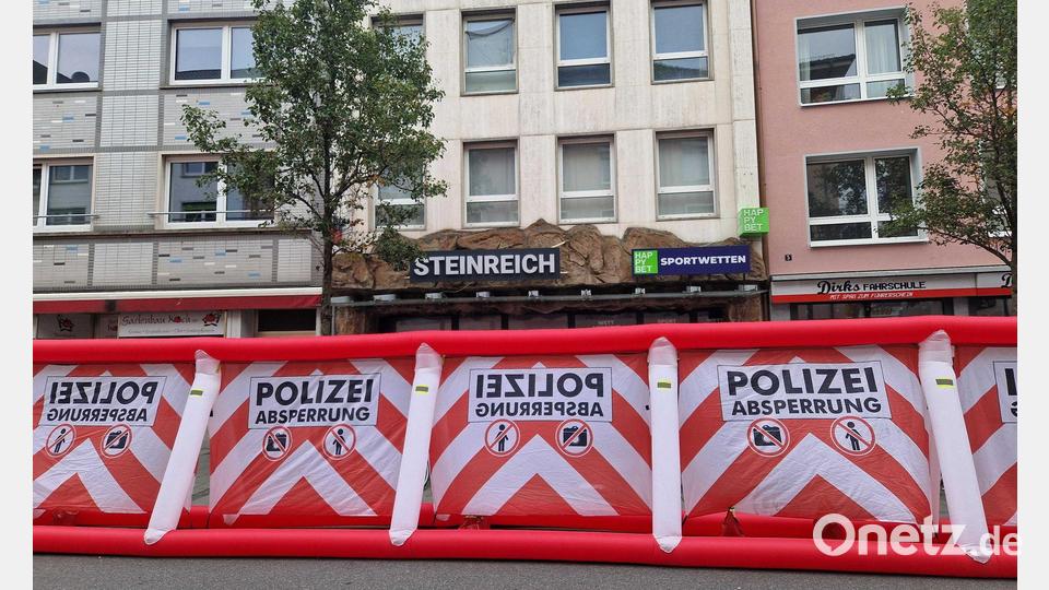Bei Schüssen in einem Wettbüro in der Innenstadt von Gießen sind drei Menschen verletzt worden. Bild: Carolin Eckenfels/dpa