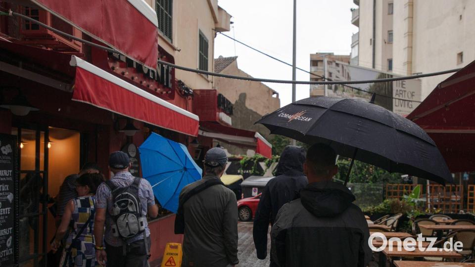 Auch Touristen bekamen das schlechte Wetter zu spüren. Bild: Clara Margais/dpa