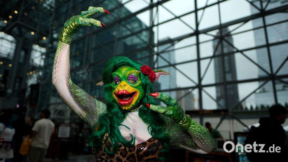 Ein als Gremlin verkleideter Besucher posiert während der New York Comic Con im Jacob K. Javits Convention Center. Bild: Charles Sykes/Invision/AP/dpa