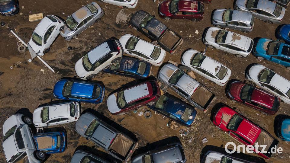 Beschädigte Fahrzeuge stehen nach Überschwemmungen im Schlamm in Poza Rica, Mexiko. Bild: Felix Marquez/AP/dpa