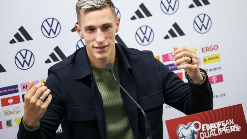 Nico Schlotterbeck spricht im Windsor Park von Belfast. Bild: Christian Charisius/dpa