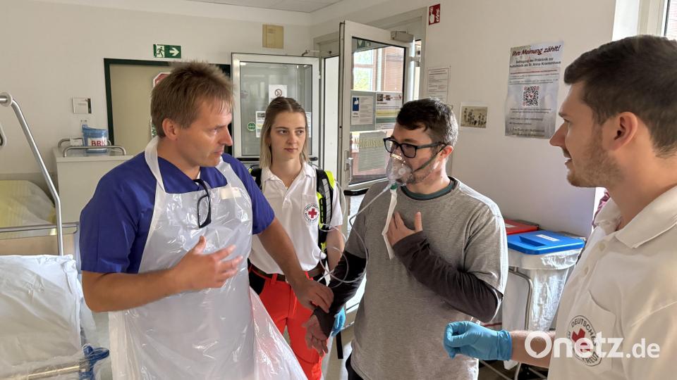 Im Gespräch mit den Patienten, auch auf Englisch, stellte das Personal der Notfallklinik weitere Einzelheiten der Verletzungen fest. Bild: ge