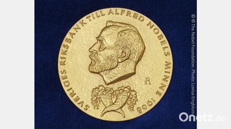 Die Wirtschaftsnobelpreisträger erhalten traditionell diese prestigeträchtige Nobelmedaille. (Archivbild) Bild: Lovisa Engblom/The Nobel Foundation/dpa