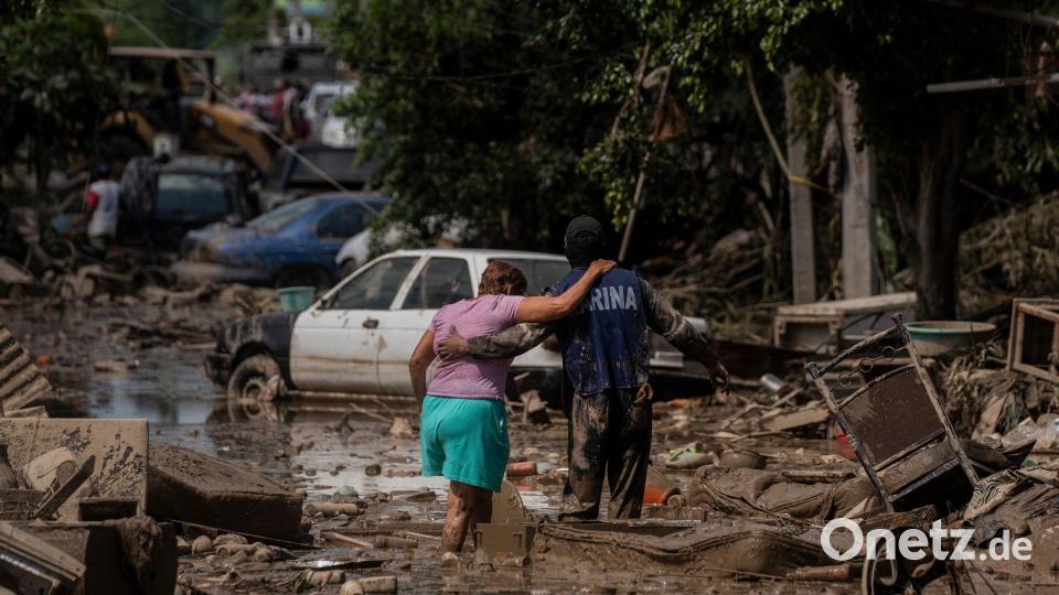 Überschwemmungen und Erdrutsche haben vielen Straßen unpassierbar gemacht. Bild: Felix Marquez/AP/dpa
