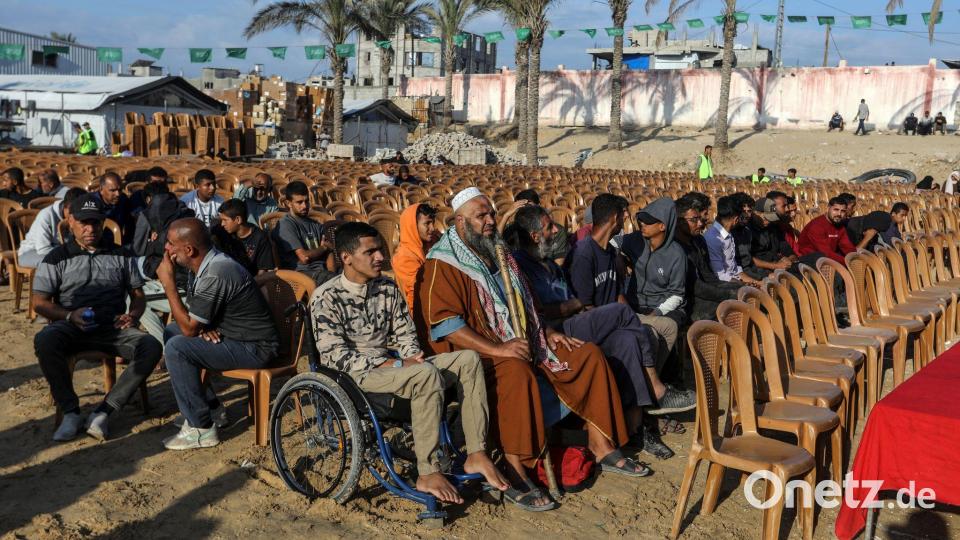 Palästinenser im Gazastreifen warten auf ihre freigelassenen Angehörigen. Bild: Abed Rahim Khatib/dpa
