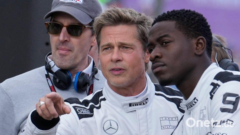 Bild von den Dreharbeiten im Sommer 2023 in Silverstone: Brad Pitt (Mitte) spricht mit Schauspielkollege Damson Idris (rechts). (Archivbild) Bild: Luca Bruno/AP/dpa