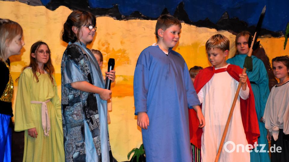 Joseph wurde vom Sicherheitsdienst des Pharaos als Sklave für 60 Silberlinge gekauft. Frau Potifa (li. Mitte, gespielt von Rosalie Schuller, die auch auf der Bühne sang) macht ihm später das Leben schwer. Bild: ubb
