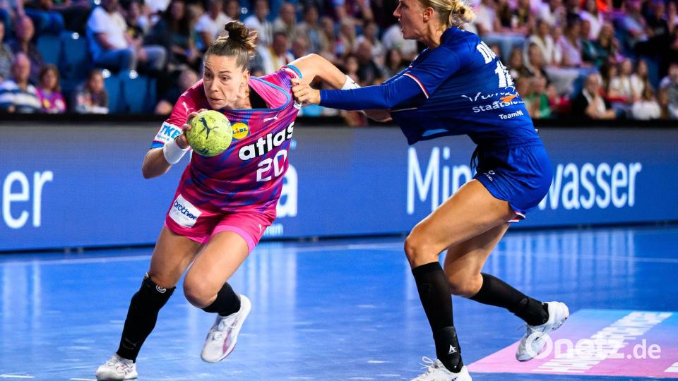 Zählt zu den Stützen im DHB-Team: Rückraum-Ass Emily Vogel. (Archivbild) Bild: Marco Wolf/dpa