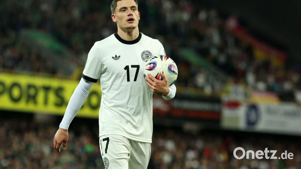 Florian Wirtz trägt den Ball zu einer Ecke. Bild: Christian Charisius/dpa