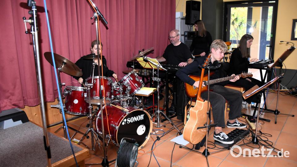 Für die Begleitmusik zeichnet die Band unter Leitung von Werner Fritsch verantwortlich. Bild: ubb