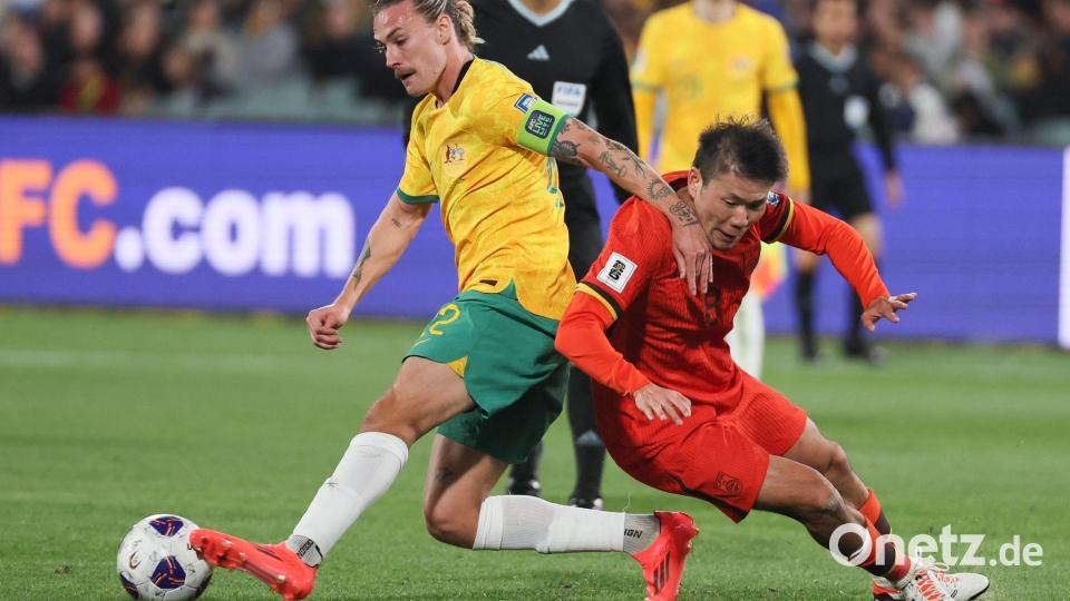 Will für Australien bei der WM spielen: Kapitän Jackson Irvine (l), hier im März 2025 gegen Chinas Li Yuanyi. Bild: James Elsby/AP/dpa