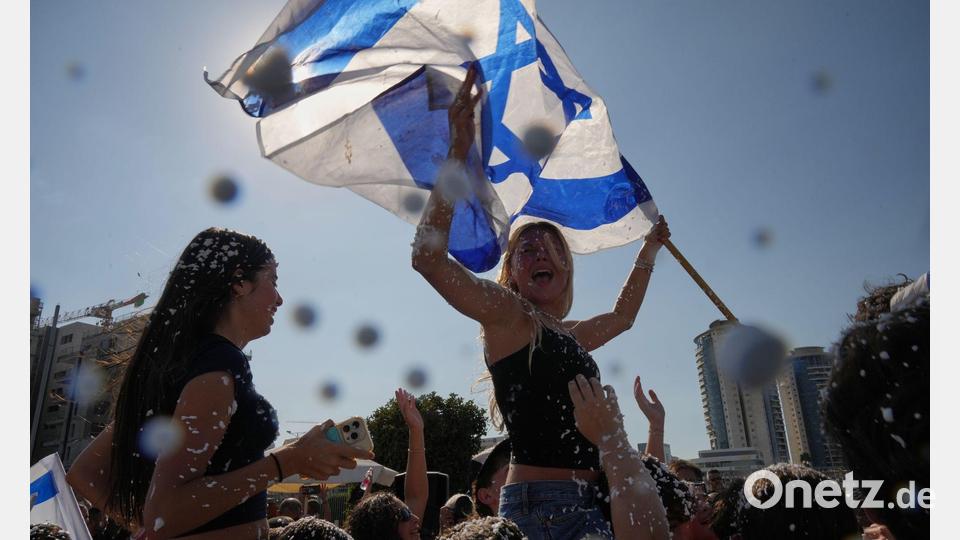 Menschen in Israel feiern die Rückkehr der Geiseln. Bild: Francisco Seco/AP/dpa