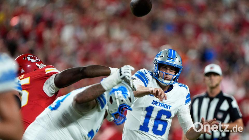 Für Detroit Lions Quarterback Jared Goff (M) endete in Kansas City die Siegesserie. Bild: Charlie Riedel/AP/dpa