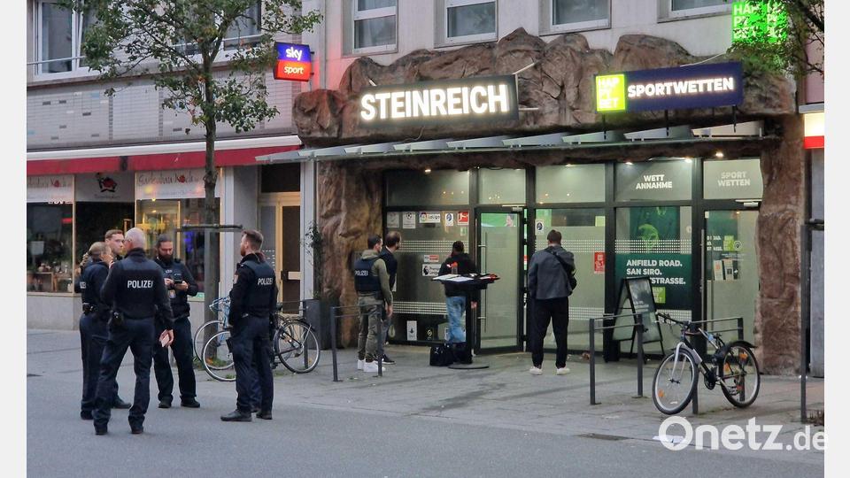 Drei Männer wurden durch mindestens drei Schüsse im Bereich der Beine und des Oberkörpers verletzt. Bild: Carolin Eckenfels/dpa