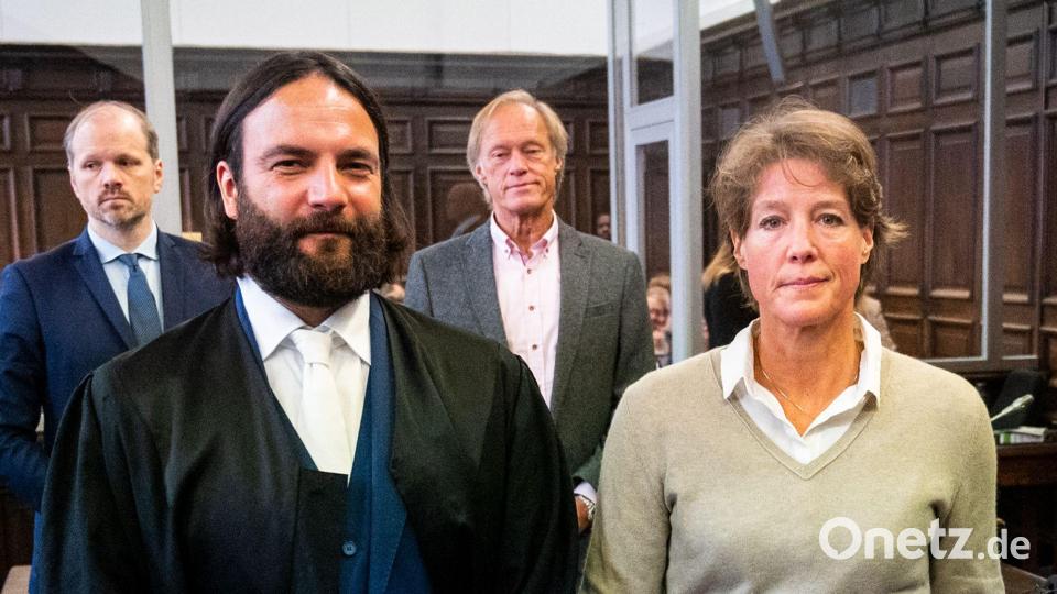 Die Angeklagte Block (rechts) steht vor Beginn des Verhandlungstags neben ihrem Anwalt im Gerichtssaal. Bild: Daniel Bockwoldt/dpa Pool/dpa