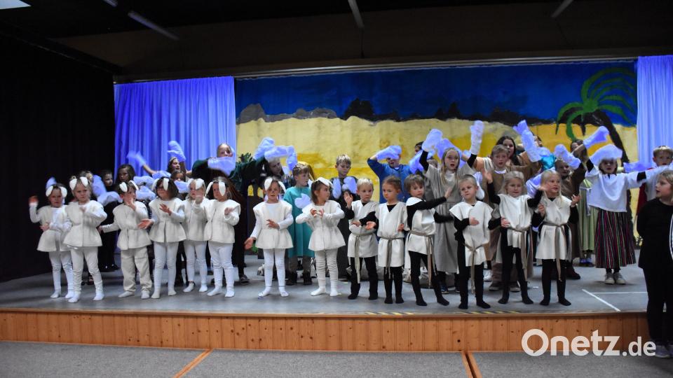 Happy End für Joseph und die jungen Musicaldarstellerinnen und -darsteller: Am Ende feiern alle erleichtert ihren Erfolg gemeinsam mit dem Pulikum. Bild: ubb