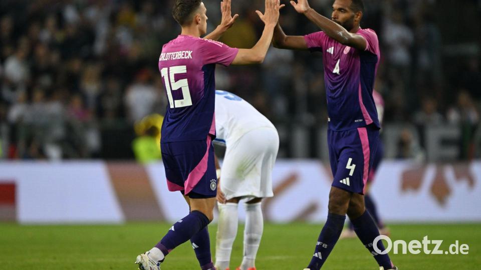 Zwei, die sich verstehen auf dem Platz: Nico Schlotterbeck (l) und Jonathan Tah. Bild: Federico Gambarini/dpa