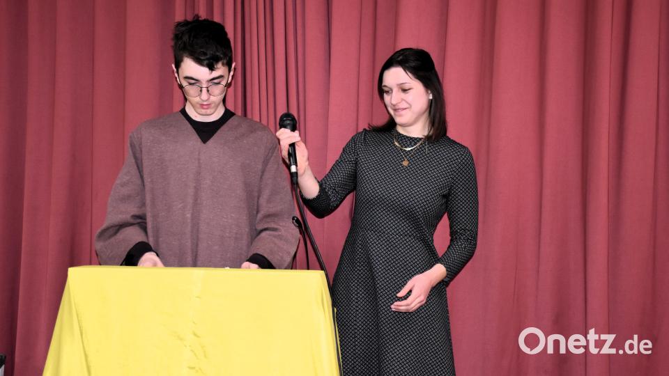 Sprecher Florian Schedl erzählt die Geschichte von Joseph, Anja Sporer ist die Hauptverantwortliche des Kindermusicals, führt Regie und leitet das Bühnenensemble aus Kindern zwischen vier und 13 Jahren sowie das Organisationsteam: eine unglaublich große Leistung. Bild: ubb