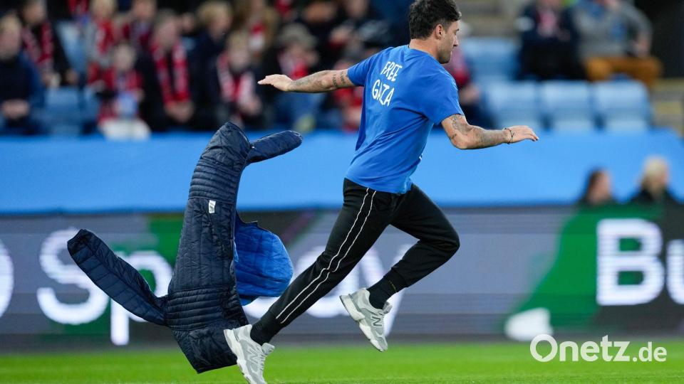 Dieser Mann sorgte für eine kurze Spielunterbrechung. Bild: Fredrik Varfjell/NTB/dpa