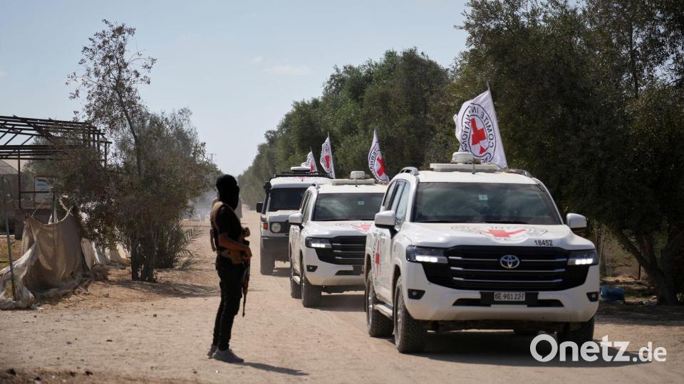 Die freigelassenen Geiseln sind unterwegs zur israelischen Grenze. Bild: Jehad Alshrafi/AP/dpa