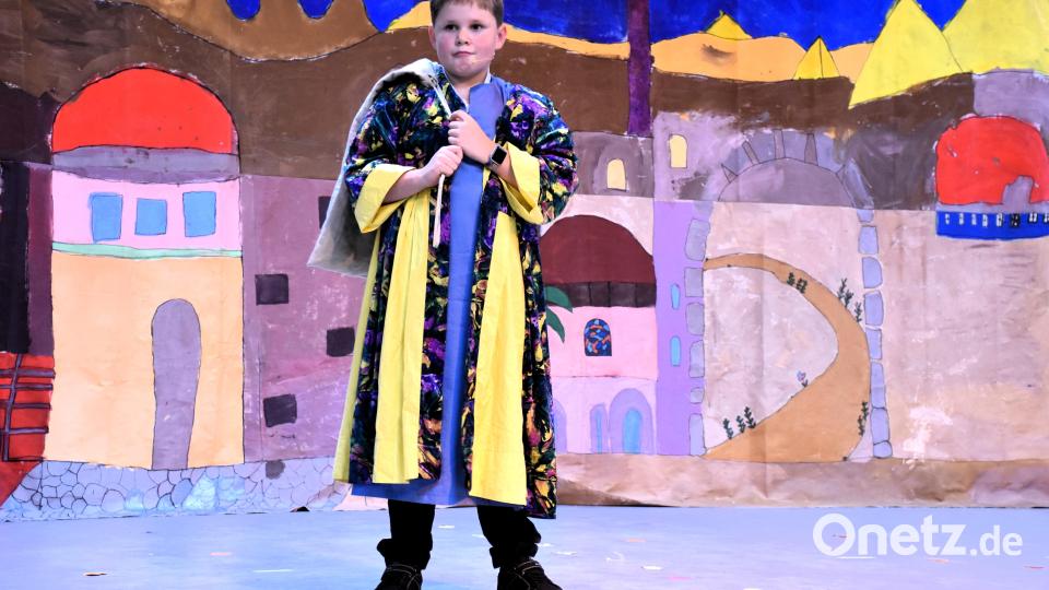 Fabian Pfeil in der Hauptrolle des Joseph ist häufig auch allein auf der Bühne, wo er auch solo singt. Der junge Mann macht das großartig. Bild: ubb