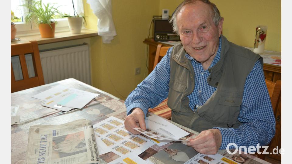 Josef Walenta zeigt die von ihm gestaltete Briefmarke zu Adolph Kolping, deren Sonderdruck er veranlasst hat. Bild: jr