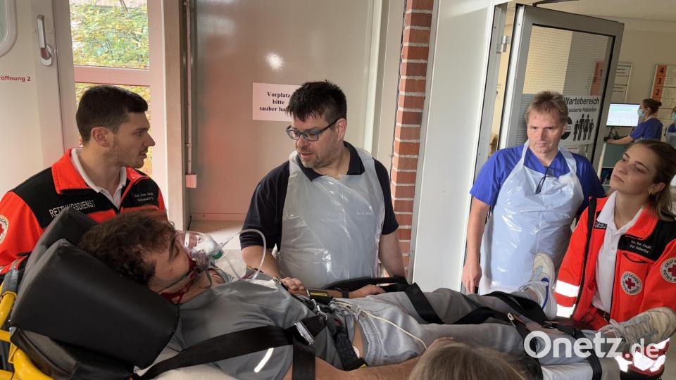 Schon Sekunden nach der Ankunft des Rettungswagens nahmen Dr. Sven Mörk (Dritter von rechts) und Pflegeleiter Matthias Bohmann (Zweiter von rechts) die Patienten in Empfang und wiesen sie an den richtigen Behandlungsplatz. Bild: ge