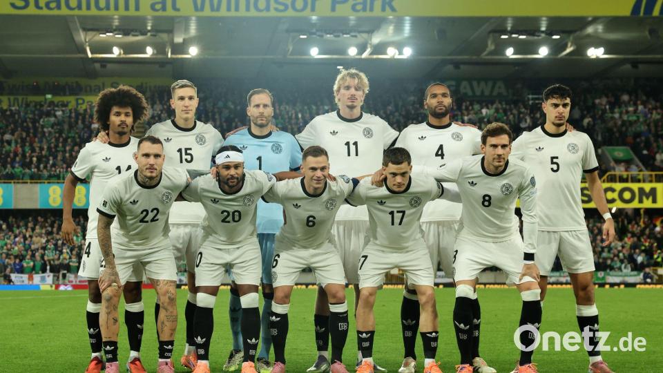 Die DFB-Elf stellt sich zum Team-Foto im Windsor Park. Bild: Christian Charisius/dpa