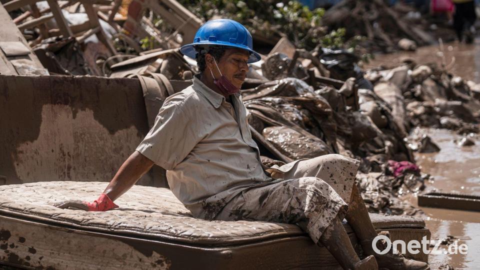 Anwohner brauchen Hilfe, ihre Häuser sind voller Schlamm und Trümmer. Bild: Felix Marquez/AP/dpa