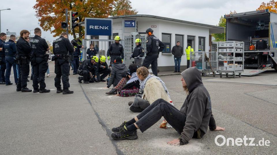 Der Polizeieinsatz nach der Blockade dauerte bis in den Nachmittag hinein. Bild: Stefan Puchner/dpa