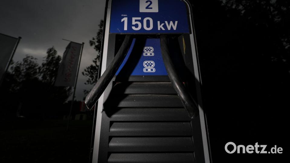 Für andere E-Autofahrerinnen und -fahrer ist das frustrierend - denn laden ist hier nicht möglich. Bild: Jan Woitas/dpa