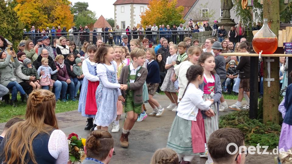 Bereits das Austanzen der Kinderkirwapaare verfolgten Hunderte von Zuschauern. Bild: Sonja Müller
