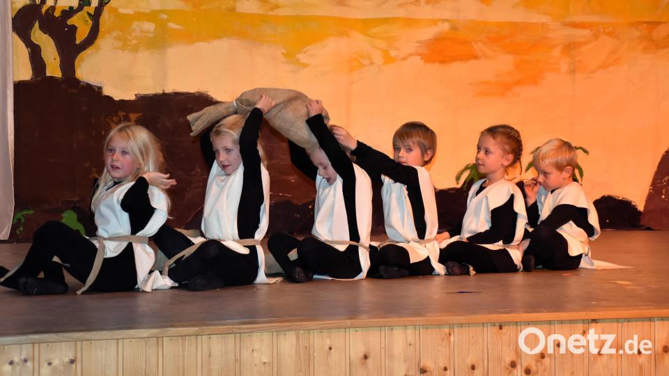 Besonders schön und auch lustig sind die Tänze der jüngsten Darstellerinnen und Darsteller, die ihre Choreographie bestens im Griff haben. Kaum einmal geschieht ein Patzer auf der Bühne und wenn, dann wird er vom Publkum natürlich gern verziehen. Bild: ubb