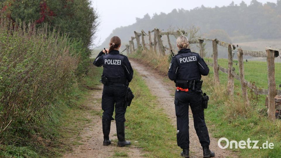 Nach langer Suche hat die Polizei bei Güstrow eine Kinderleiche gefunden. Bild: Bernd Wüstneck/dpa