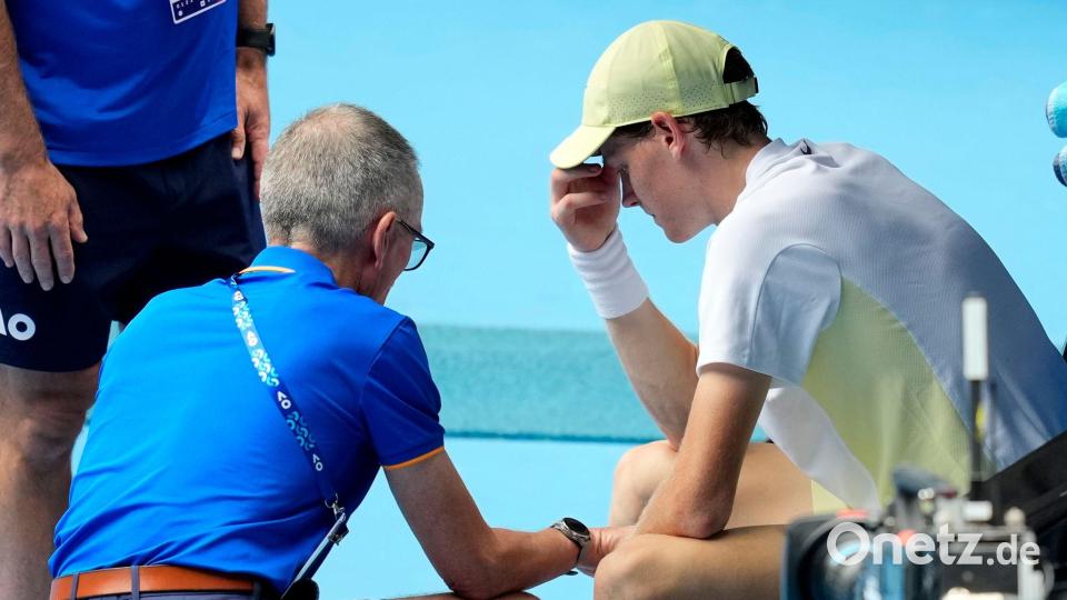 Auch Italiens Tennisstar Jannik Sinner (r) hat immer mal wieder körperliche Probleme Bild: Vincent Thian/AP/dpa