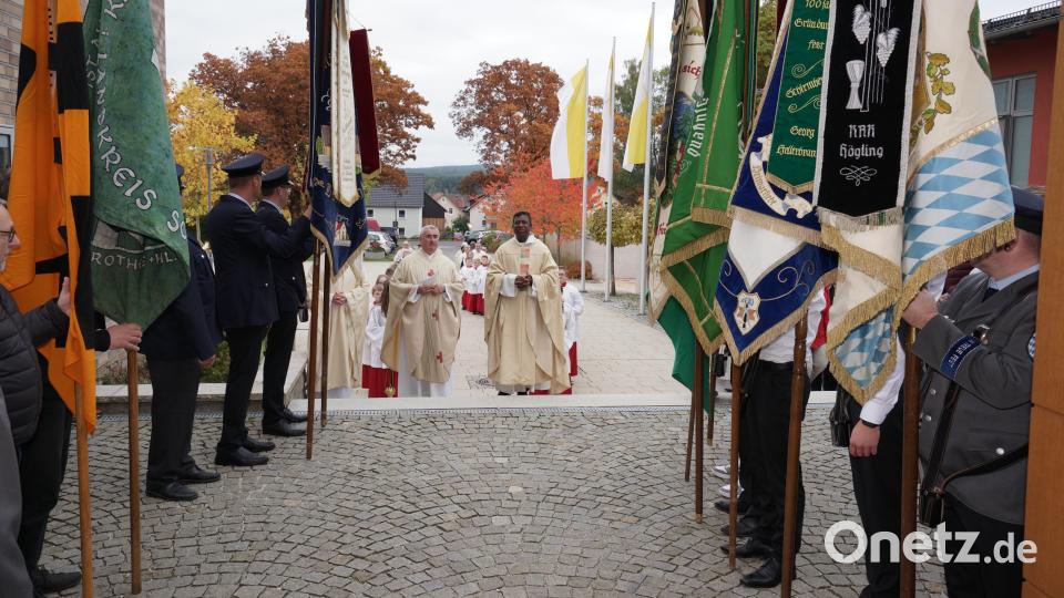 Die Fahnenabordnungen der Vereine standen Spalier beim Einzug von Pfarrer Celestine Thazhuppil (rechts) in seine neue Kirche. Begleitet wurde er von Dekan Alfons Kaufmann (links). Bild: nib