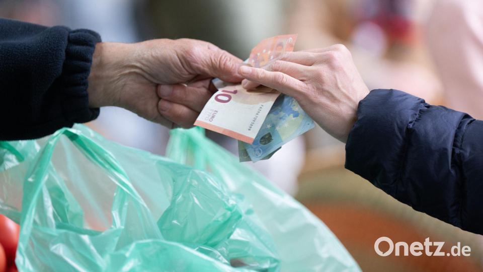 Je höher die Inflationsrate, umso weniger können sich die Menschen für einen Euro leisten. (Archivbild) Bild: Sebastian Kahnert/dpa
