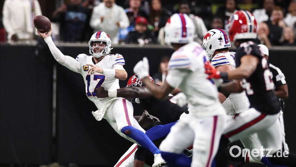 Bills-Quarterback Josh Allen (Nr. 17) war gegen die Falcons permanent unter Druck. Bild: Colin Hubbard/FR172196 AP/AP/dpa