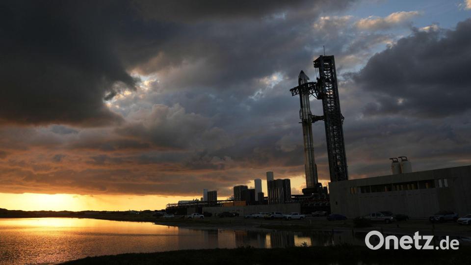 Die Mega-Rakete Starship von SpaceX wird für einen Testflug von der Starbase in Boca Chica vorbereitet. Bild: Eric Gay/AP/dpa