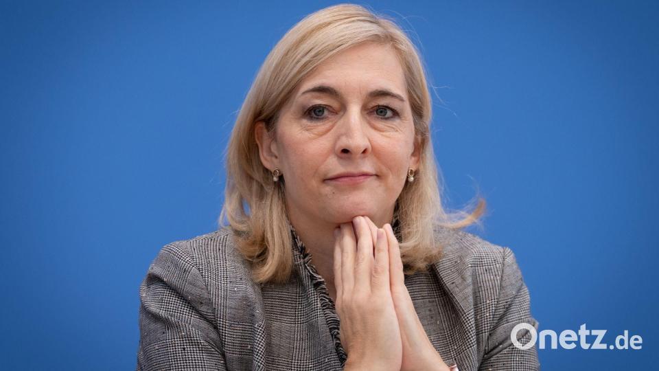 Ministerin Warken will jetzt vor allem bei den Klinik-Vergütungen sparen. (Archivbild) Bild: Soeren Stache/dpa