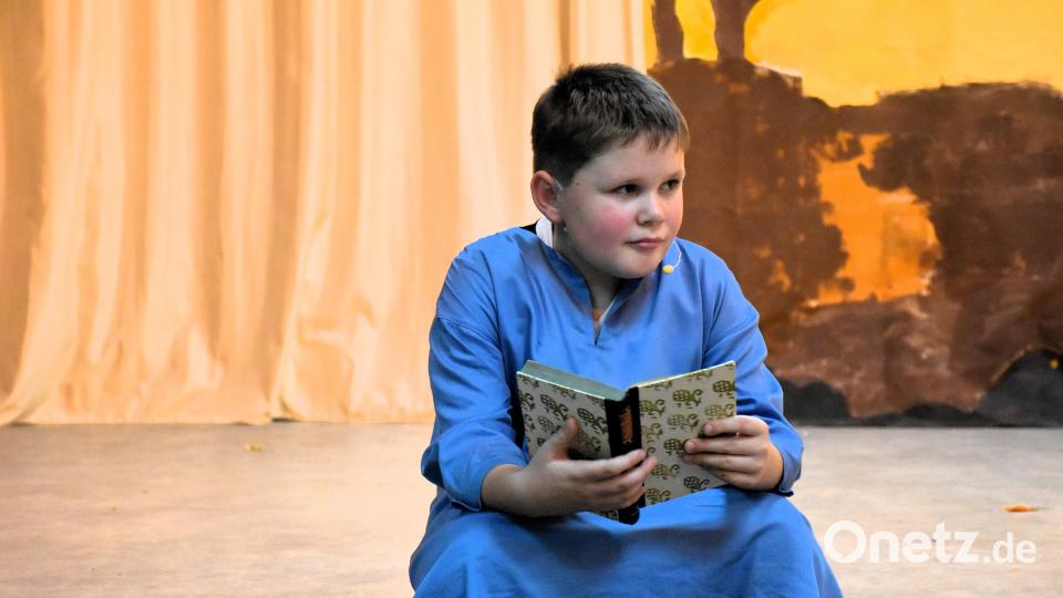 Fabian Pfeil spielt die Hauptrolle des Kindermusicals &quot;Joseph, ein echt cooler Träumer&quot;. Inszeniert unter Leitung von Anja Sporer und einem großen Organisationsteam spielen und singen 80 Kinder aus dem Landkreis auf der Bühne und sie geben dabei alle ihr Bestes. Bild: ubb