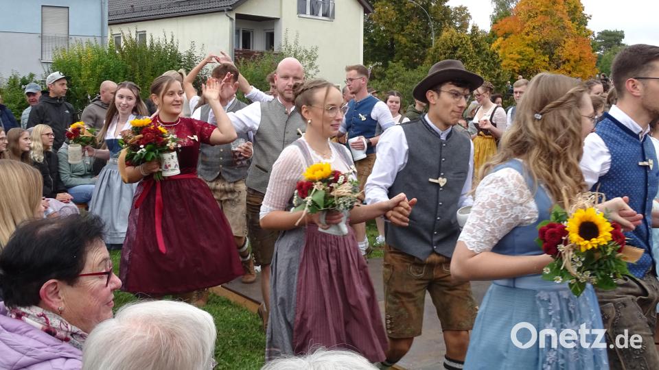 Der Einmarsch der Michelfelder Kirwapaare. Bild: Sonja Müller