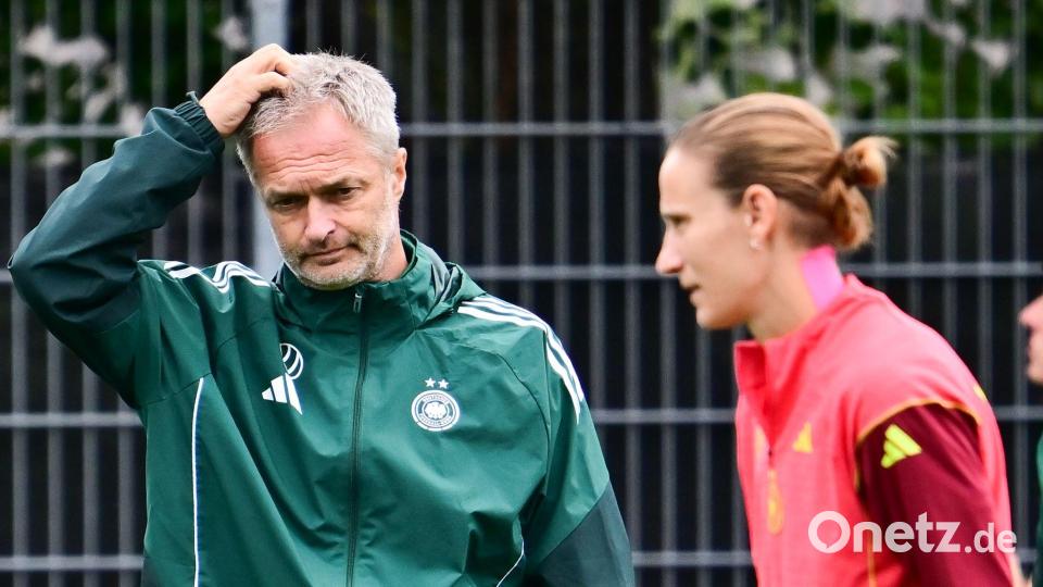 Bundestrainer Christian Wück muss auf Stammkeeperin Ann-Katrin Berger verzichten. (Archivbild) Bild: Sebastian Gollnow/dpa