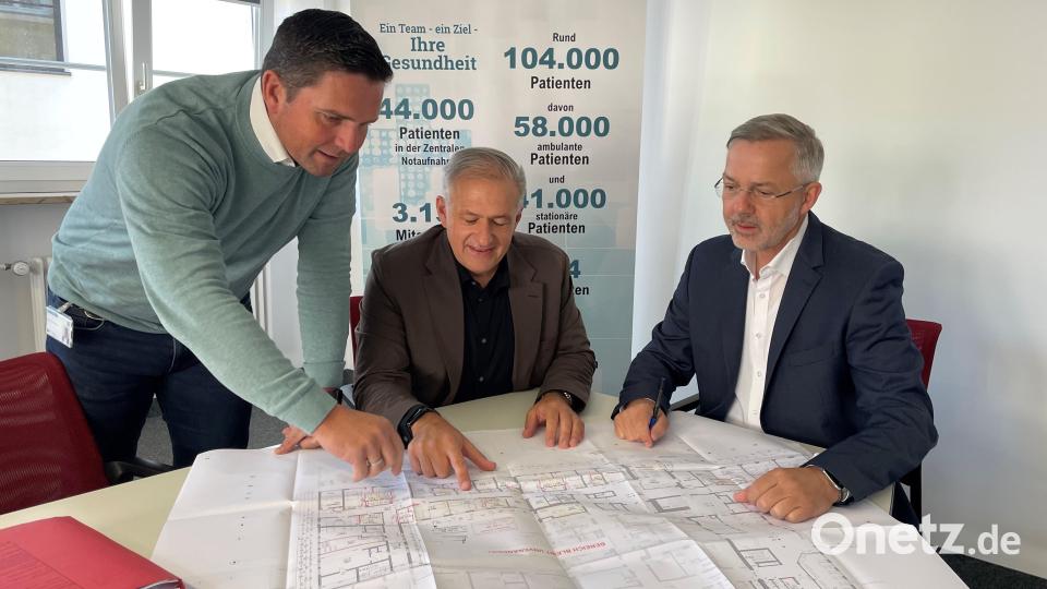 KNO-Baubereichsleiter Bastian Pausewang (links) und Vorstand Michael Hoffmann (rechts) freuen sich über die genehmigten Pläne zum Umbau des Krankenhauses Tirschenreuth. Die Baugenehmigung übergab Landrat Roland Grillmeier (Mitte) persönlich. Bild: Friedrich Peterhans, Kliniken Nordoberpfalz