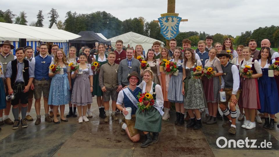 Die Michelfelder Kirwamoidla und -burschen mit dem Oberkirwapaar Saskia Schmiedl und Michael Thiem (vorne). Bild: Sonja Müller