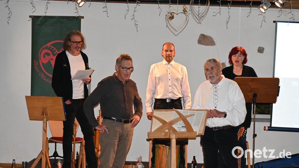 Bei der Zugabe bewies Manfred Hanicke (Zweiter von links), dass er die Lieder seiner ehemaligen Gruppe auch nach Jahrzehnten noch beherrscht. Bild: kki