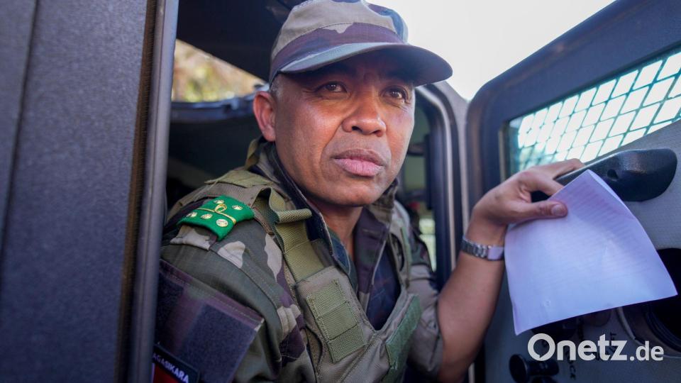 Oberst Michael Randrianirina verlas die Erklärung zur Machtübernahme. Bild: Brian Inganga/AP/dpa