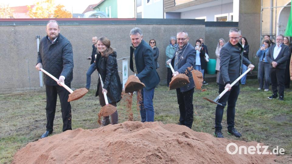 Landrat Andreas Meier, Christina Schnödt vom Sankt Michaelsbund, Architekt Christian Schönberger, Bürgermeister Markus Bauriedl und Pfarrer Adam Karolczak (von links) geben mit dem symbolischen Spatenstich den Startschuss für die Großprojekte. Bild: pi