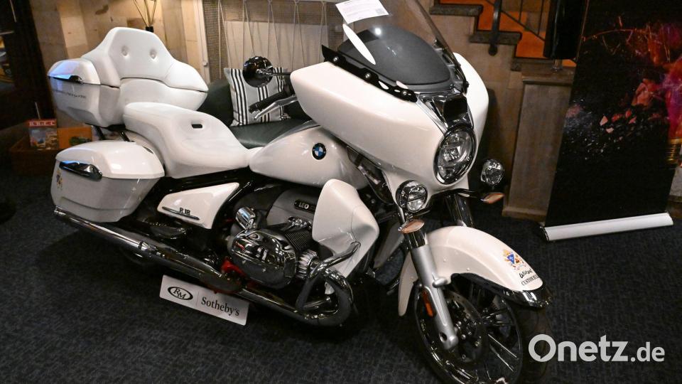 Papst Leo XIV. hatte das Motorrad im September in Rom in Empfang genommen. Bild: Felix Hörhager/dpa