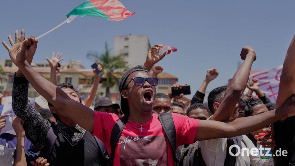 Auch wenn einige Menschen in Jubel ausbrechen - der Putsch markiert einen Bruch mit der verfassungsmäßigen Ordnung. Bild: Brian Inganga/AP/dpa